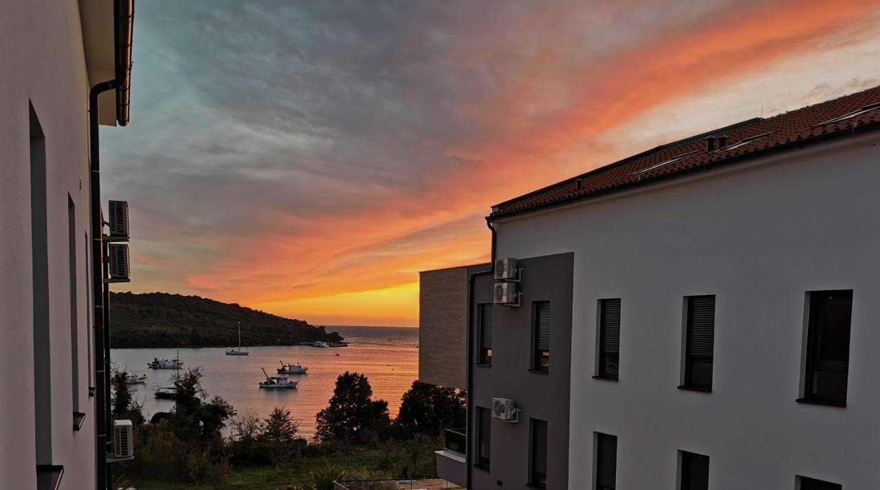Black Pearl - Luxury Seaside App With Pool & Bbq, Istra Banjole Kültér fotó