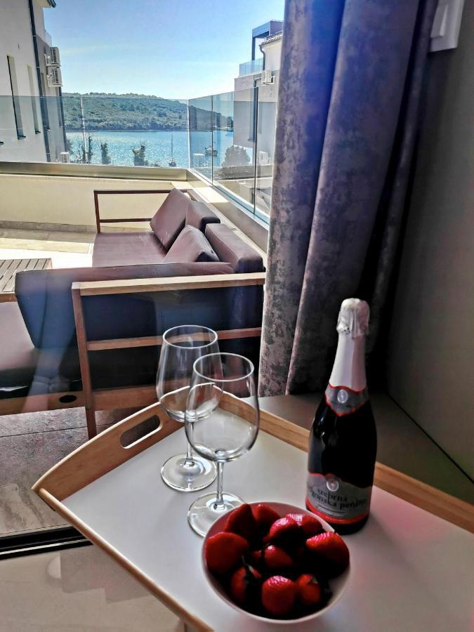 Black Pearl - Luxury Seaside App With Pool & Bbq, Istra Banjole Kültér fotó